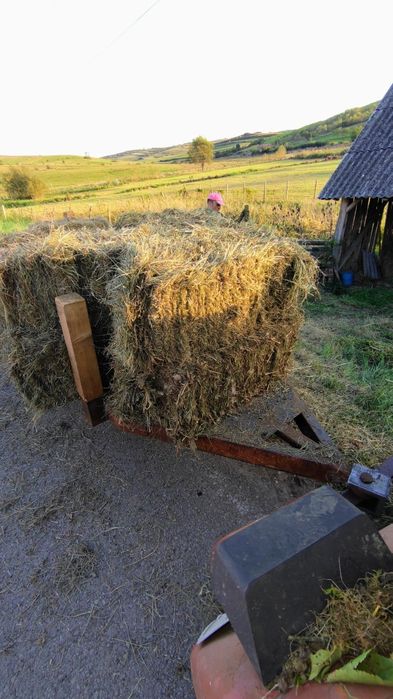 Baloți de otavă și fân