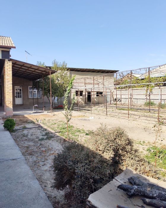 Hovli uy sotiladi