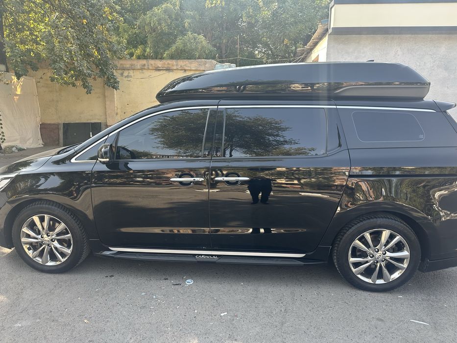 KIA Carnival. Hi limuzin