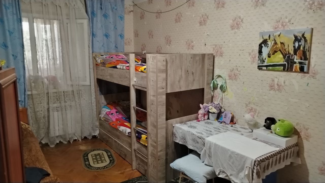 Продаётся 3 х комнатная квартира переделаланая в 4 х
