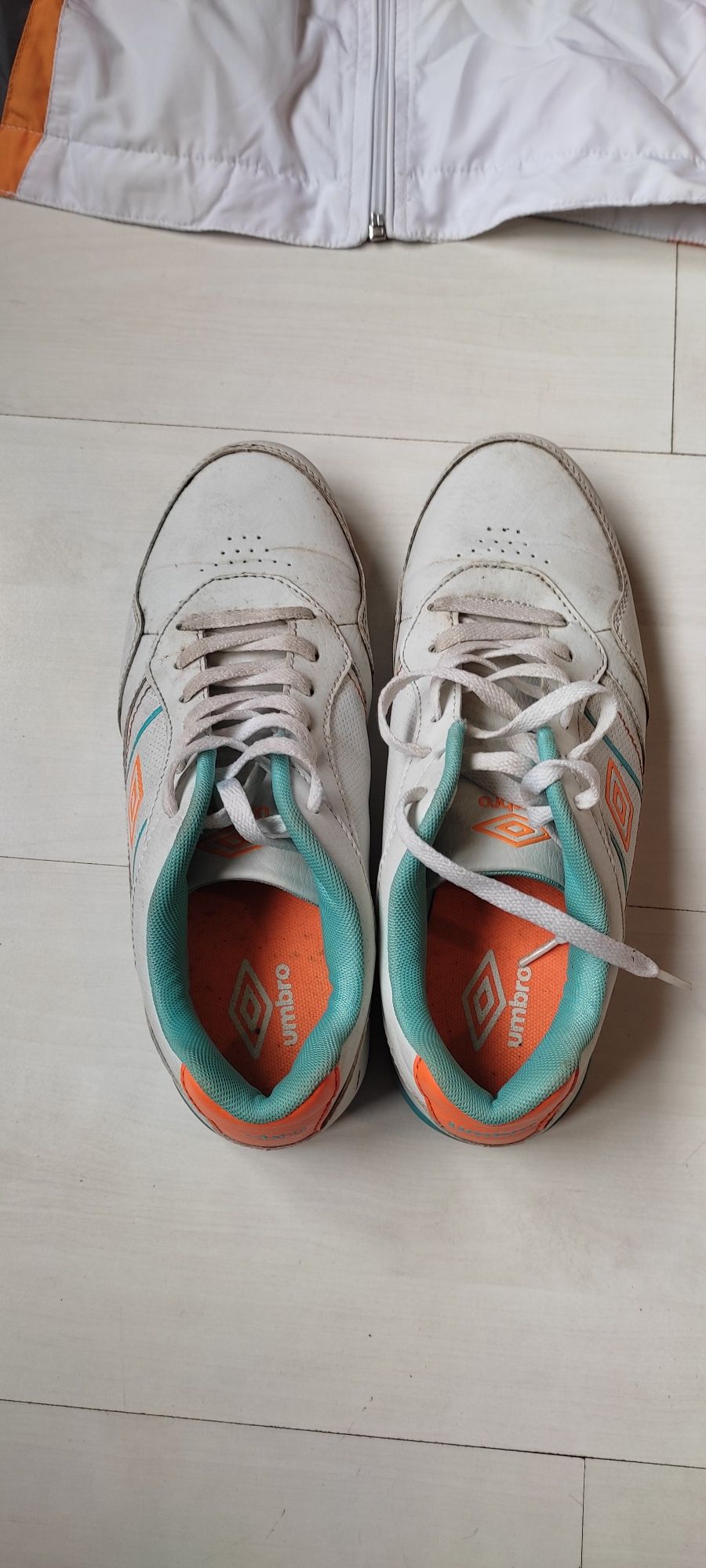 Комплект дамско яке Asics(M) и маратонки Umbro(40)