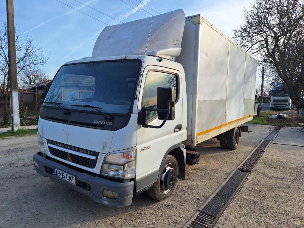 Autoutilitară Mitsubishi Fuso Canter, model 3C13, detarat la 3,5 tone.