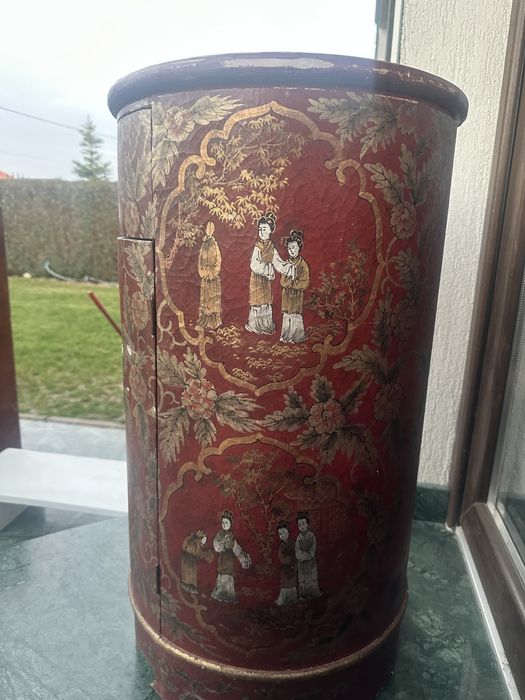 comodă rotundă în stil chinoiserie