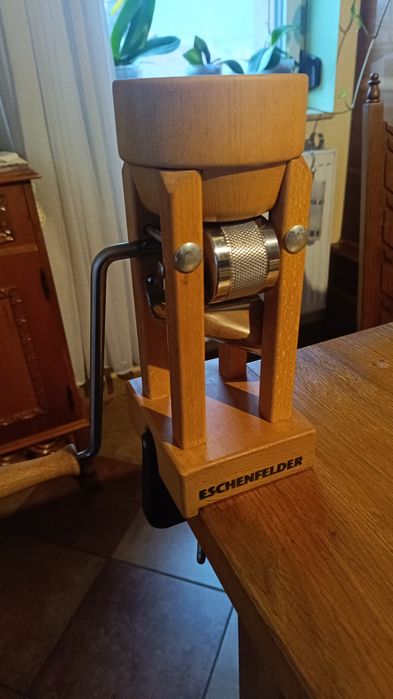 Vând mașină mecanică vitange pentru mărunțit cereale, semințe, nucă .