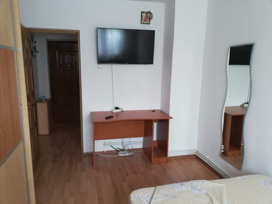 Închiriez apartamant