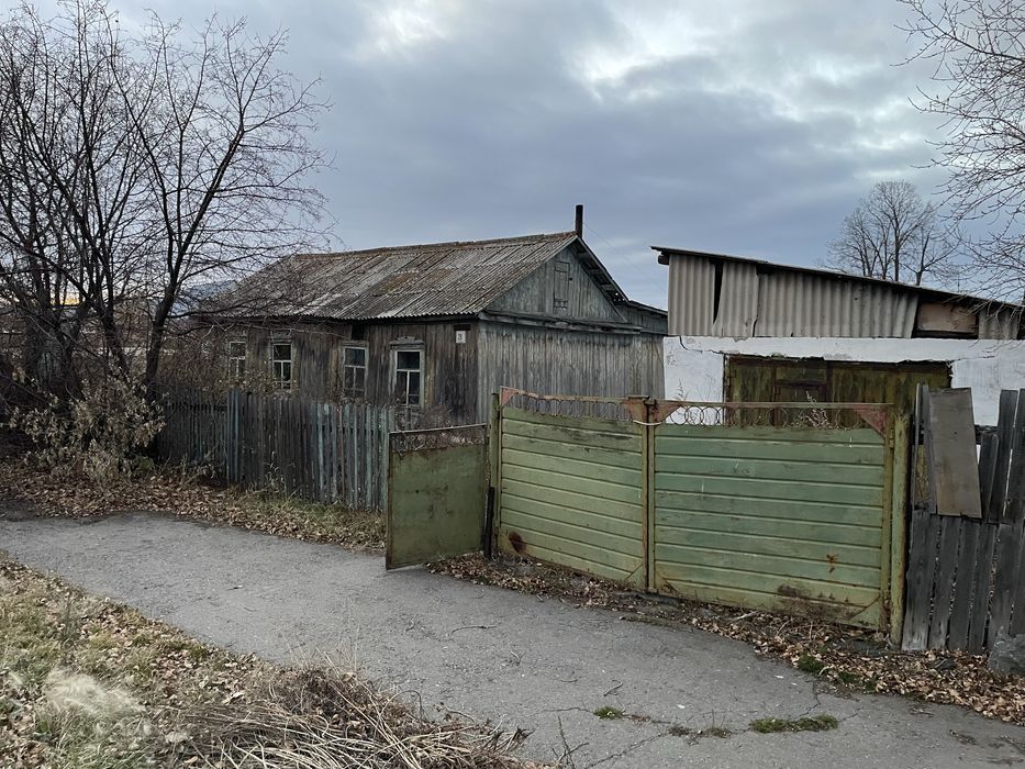 Продам земельный участок с постройками