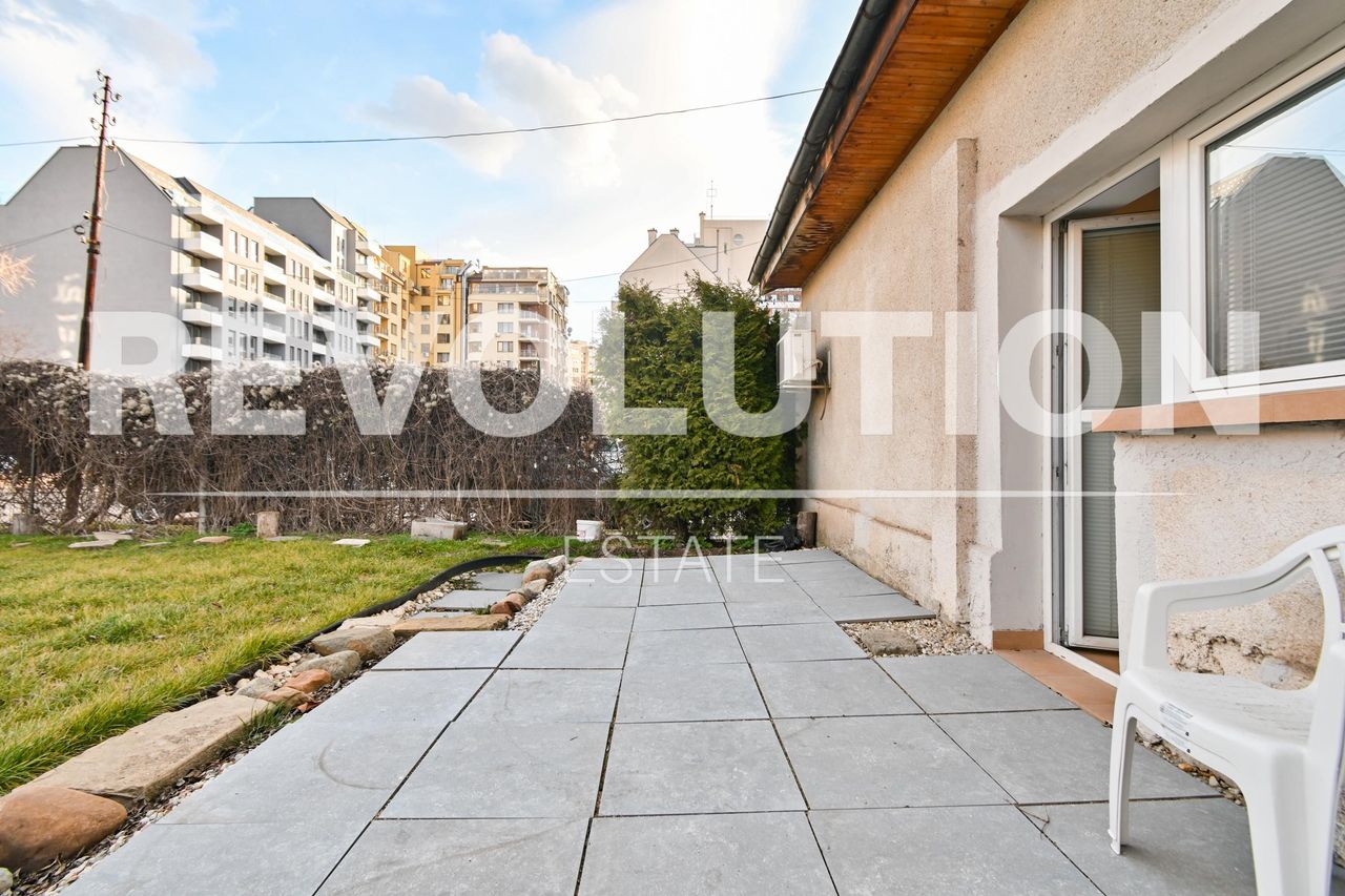 Дава се под наем Къща в София, Център - 150 кв.м за 1500 € - Снимка #1