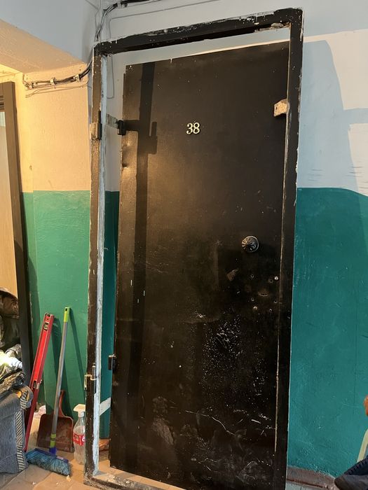 Дверь железная в комлекте с замком и ключами