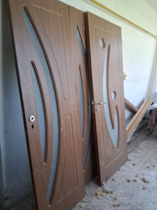 Vind usi de interior trei bucăți ,doar doua au și toc.