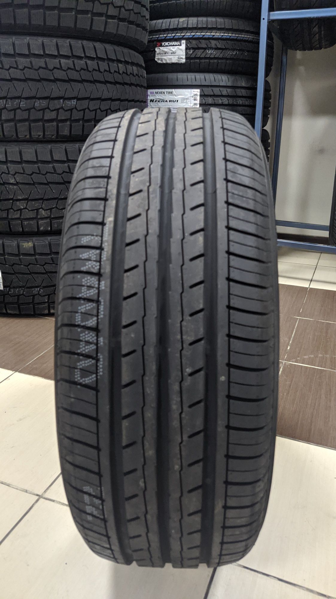 215/55R17 Yokohama ES32