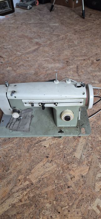 Masina de cusut Nuova Zig Zag provenienta Italia masina este electrica