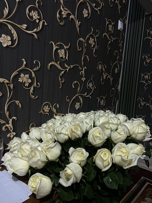 Сейчас пришли розы