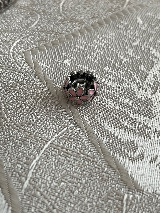 Висулка за гривна с изобразени цветя