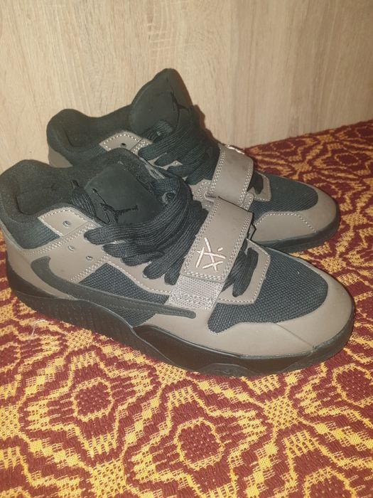 Adidasi dama travis scott x jumpman jack tr dark mocha.