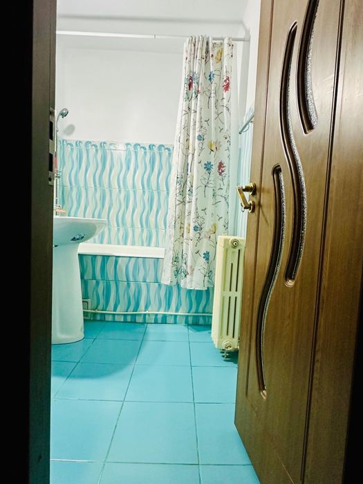 Apartament de vanzarea 3 camere etaj 1 / 4 curtea de arges decomandat