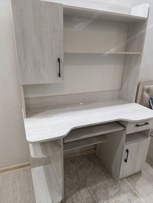 Компьютерный стол в отличном состоянии