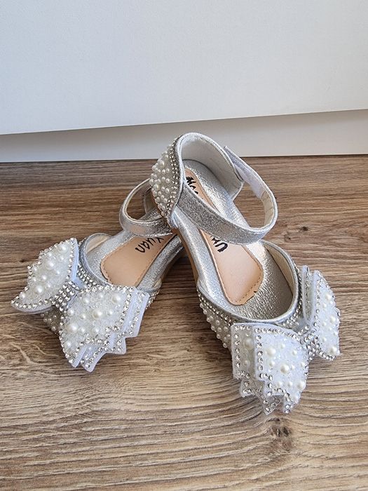 Красиви официални детски обувки