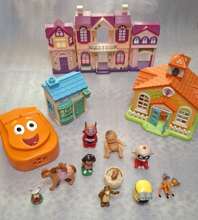 Рюкзак "Даши", домики и разные игрушечки.