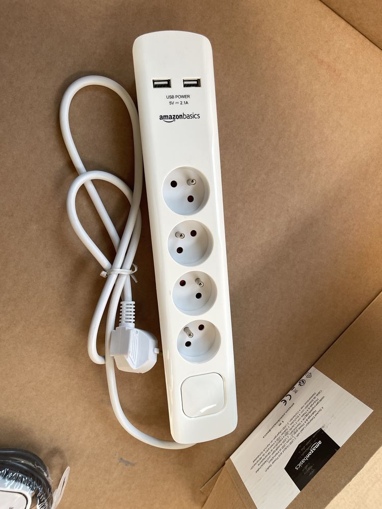Tripla prelungitor 4 prize Amazon basics cu incarcator inclus usb
