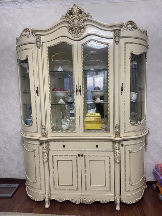 Продам сервант из натурального дерева