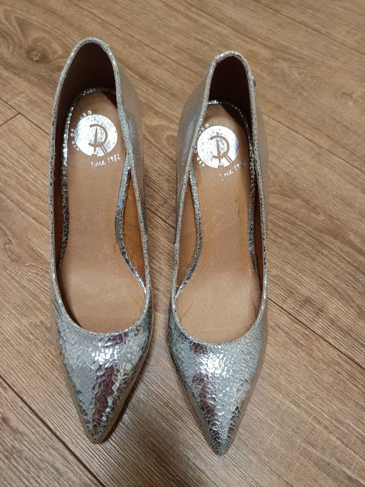 Vând pantofi piele noi int./ext., mărimea 40, marca Red or Dead