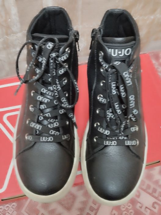 Продам кроссовки кожаные