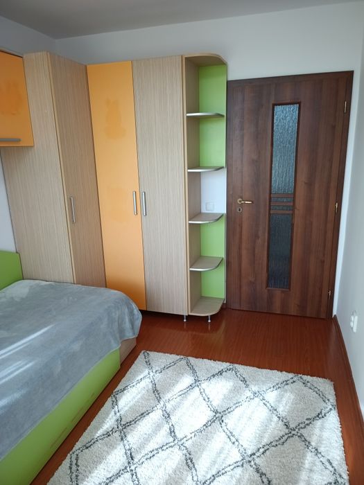 Închiriez apartament 3 camere
