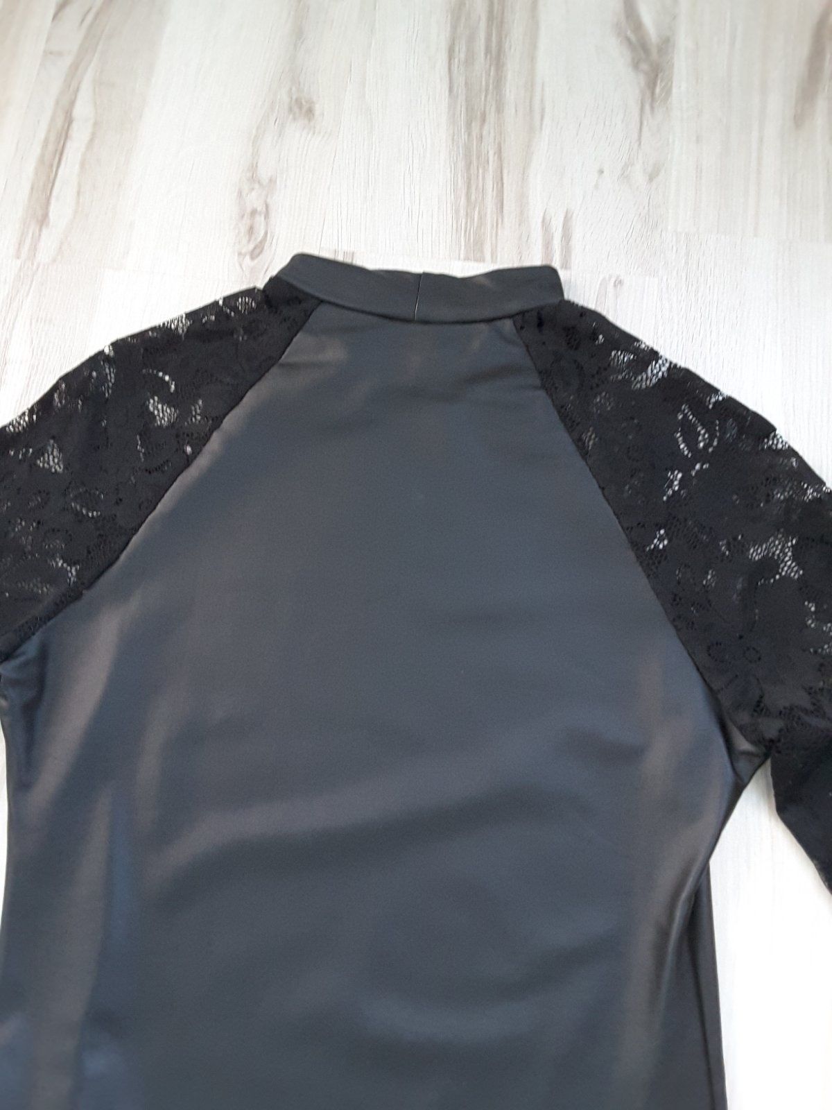 Черна блуза с дантелени ръкави