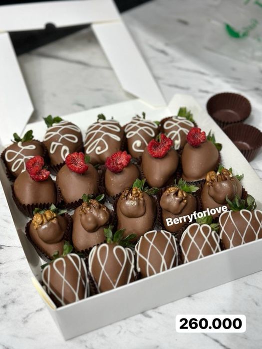 Клубника малина банан ягоды в шоколаде