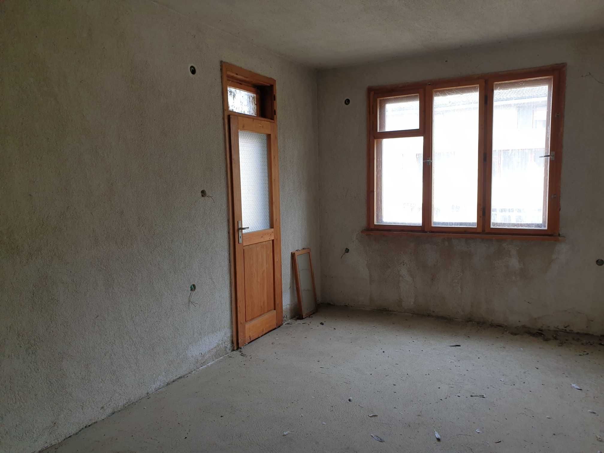 Продава се:Многостаен апартамент 150 кв.м.,ет.4,с гараж, в гр. Карлово