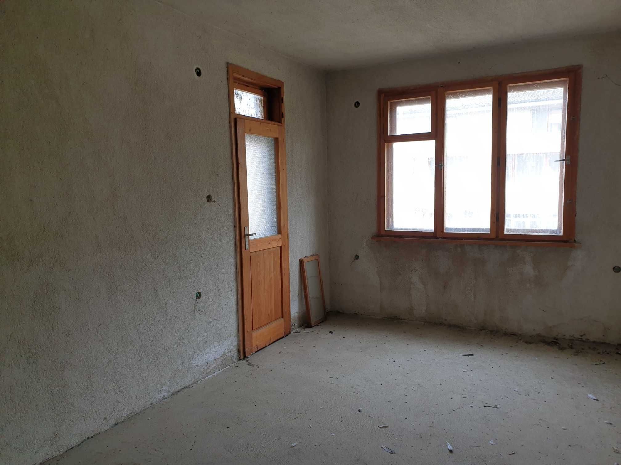 Продава се:Многостаен апартамент 143 кв.м.,ет.4,с гараж, в гр. Карлово