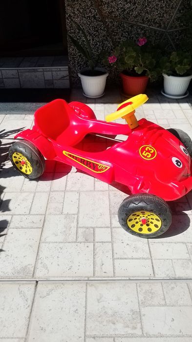 Продавам детска състезателна кола HERBY