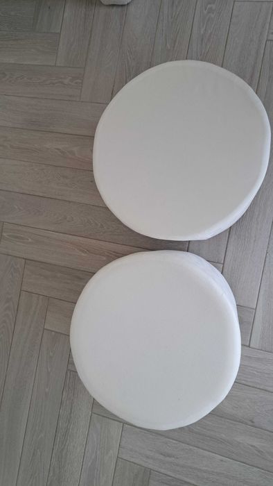 Set 2 tabureti culoare alba – stare buna