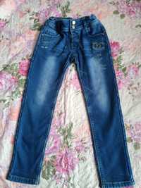 Продам детские джинсы на девочку на рост 130 сантиметров  две пары