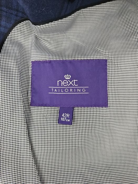 Vand un costum, Next