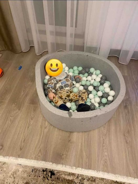 Vând piscina cu bile pentru bebeluși