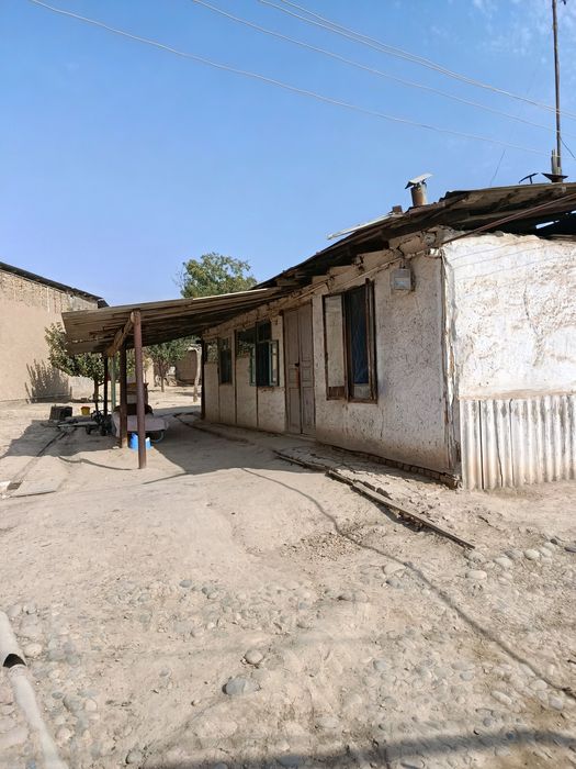 Назарбек Мевазор махалада уй сотилади 54000 y.e.