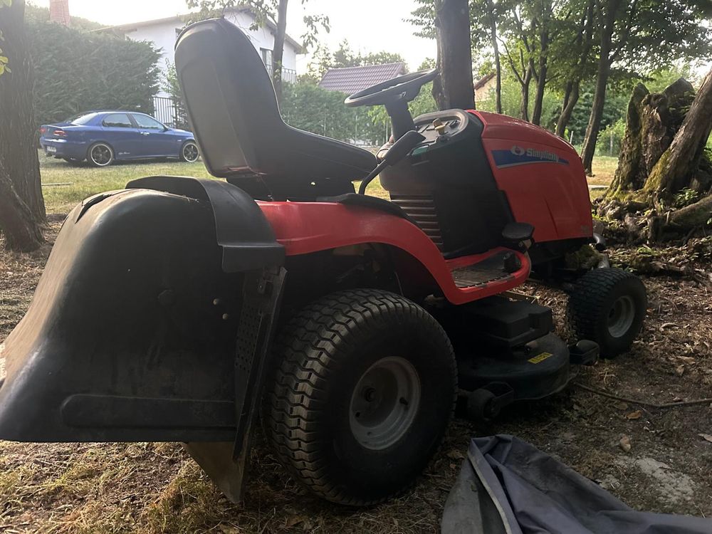 Tractoras tuns iarba
