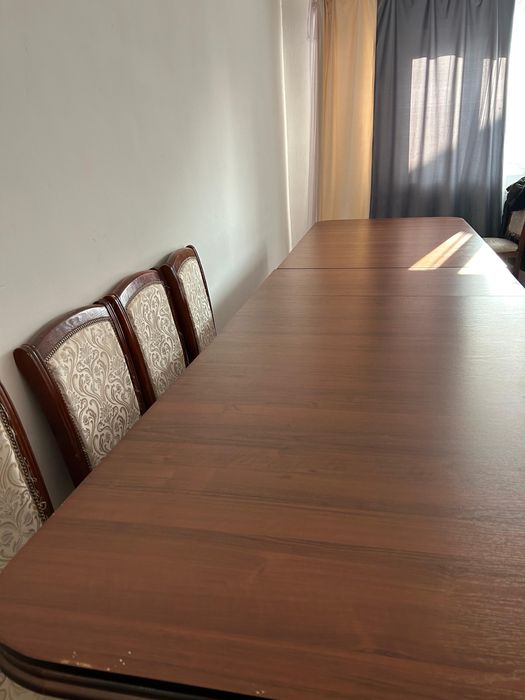 Стол со,12 стулями.