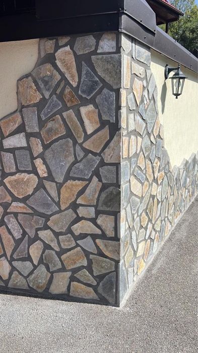 Piatra naturala diferite nuante si dimensiuni