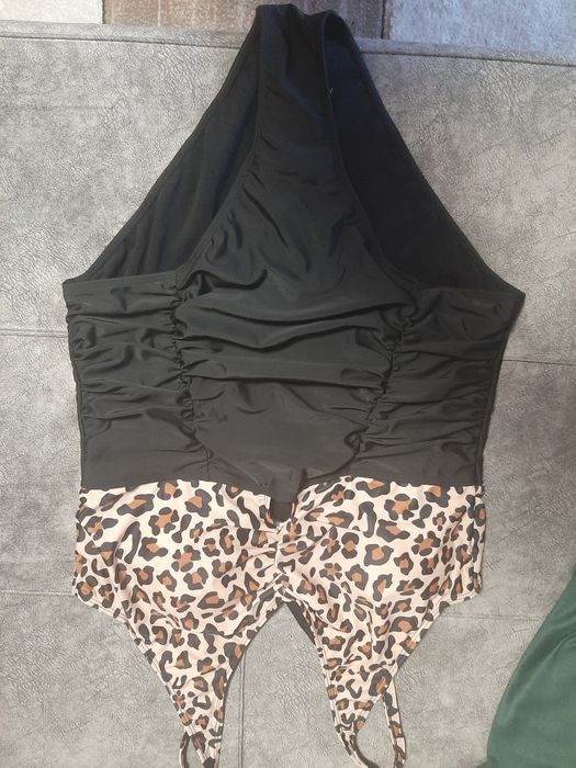 Vind costum baie  întreg  nou pentru mai multe detalii la telefon.Sau