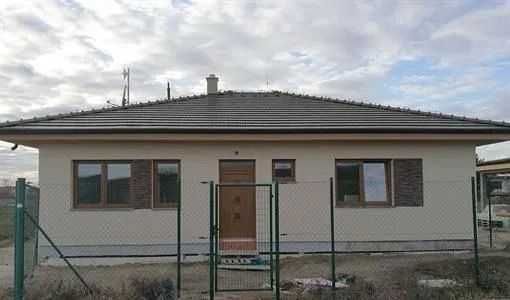 Case pe structura metalica din panouri sandwich