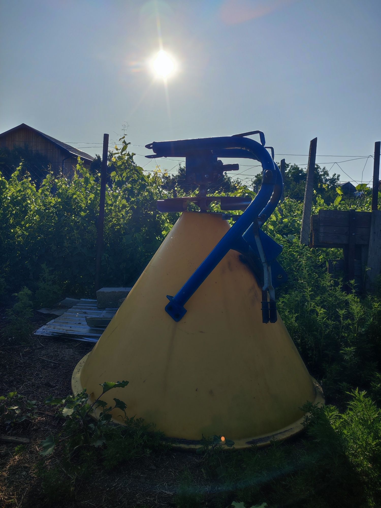Vând distribuitor  de îngrășământ si prășitoare in stare buna