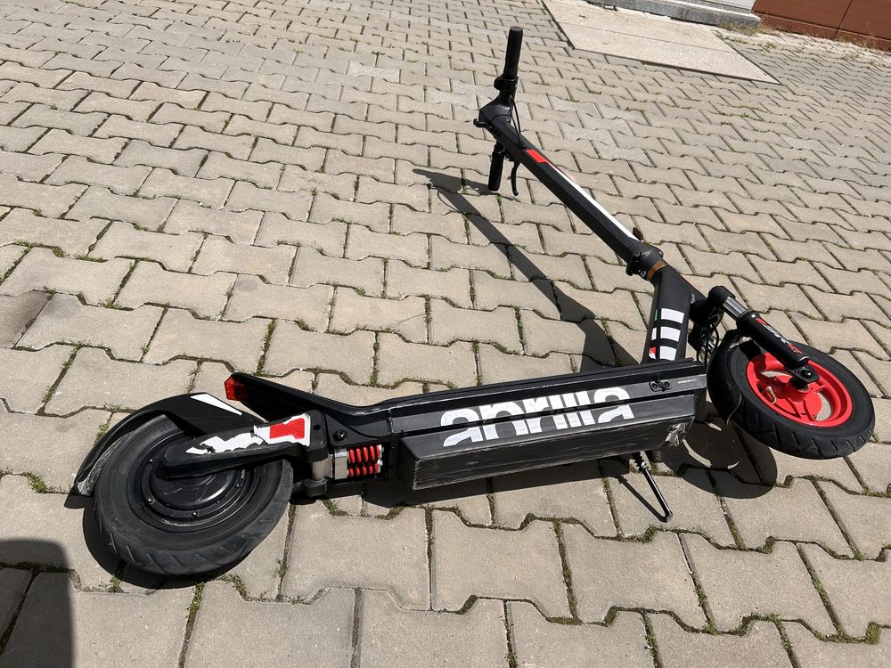 Електрическа тротинетка Aprilia esr2 350w