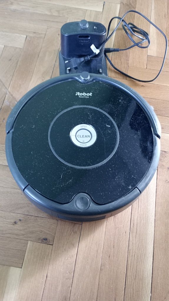 Roomba 606 за батерия налична докинг станция