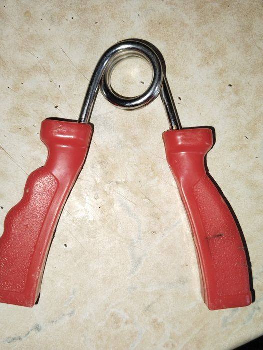 Продам эспандер 25 кг, пользовался год, В отличном состоянии