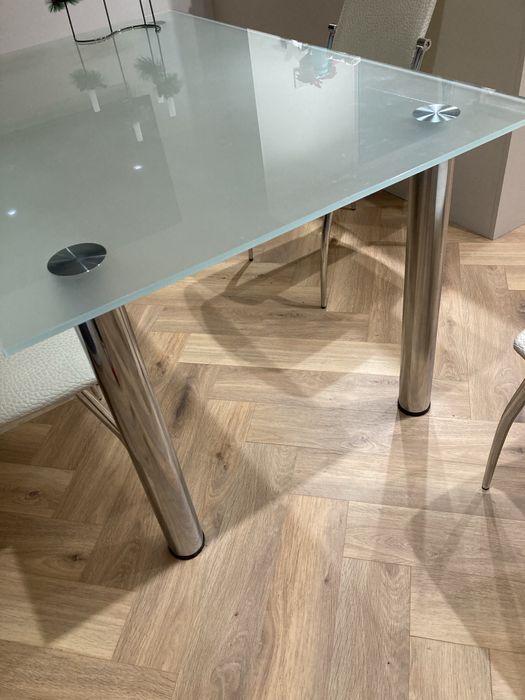 Стъклена маса трапезна