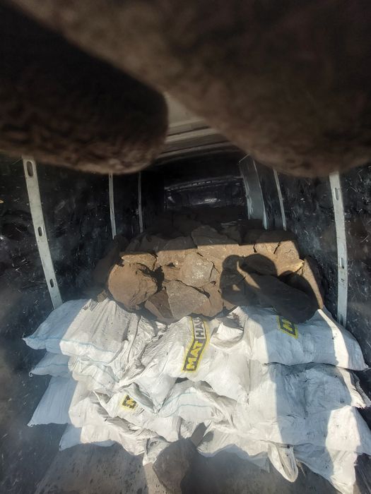 Vând Carbuni lignit sortiți manual foarte  buni pentru centrala termic