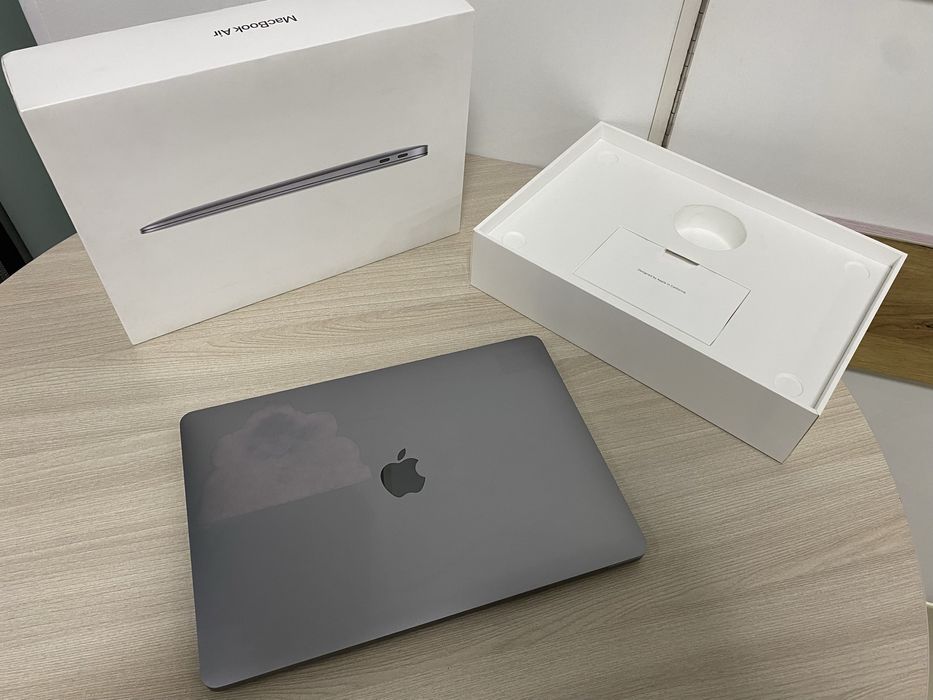 MacBook Air M1 (2020) ОЗУ 8 ГБ / SSD 256 ГБ