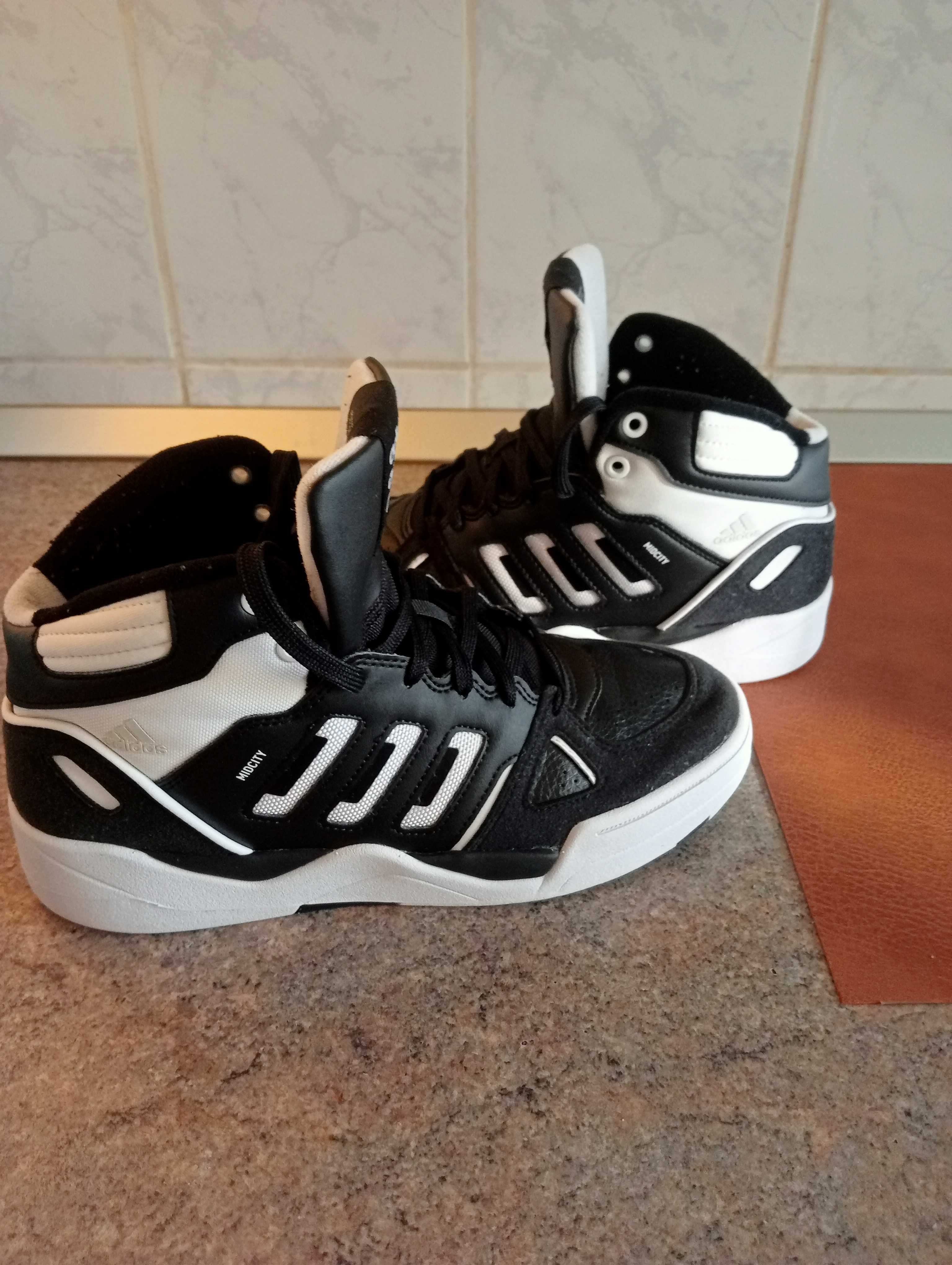 Vind Adidas Midcity